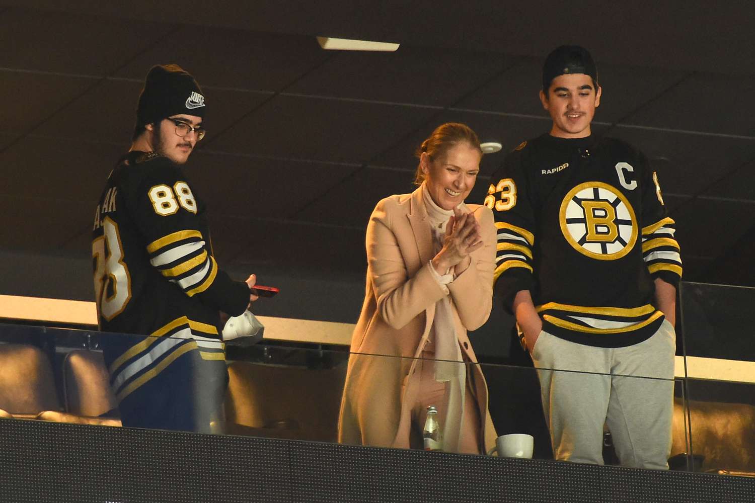 Celine Dion, Boston Bruins’un soyunma odasında sürpriz ziyaretçi olarak ortaya çıktı