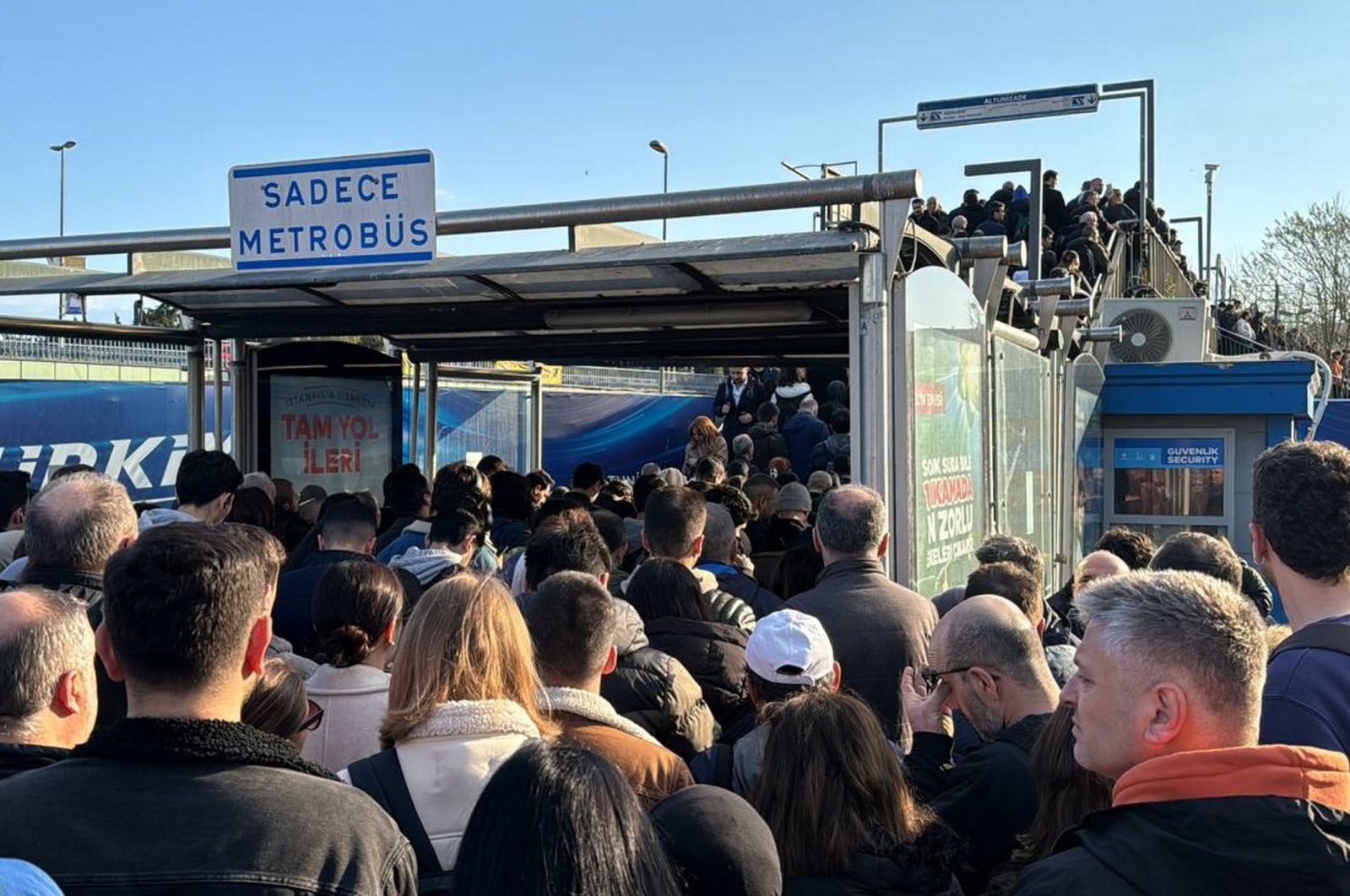 İstanbul Metro seferlerini aksatan arıza, yolcuları sinirlendirdi