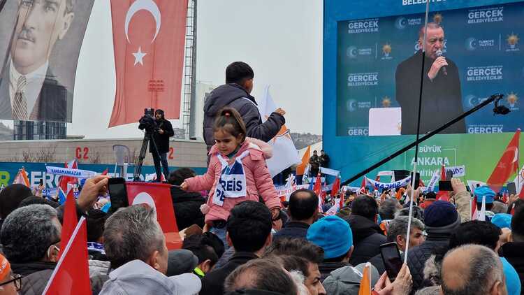 İstanbul’da Erdoğan, Partisinin Yerel Seçim Kampanyasına Liderlik Ediyor