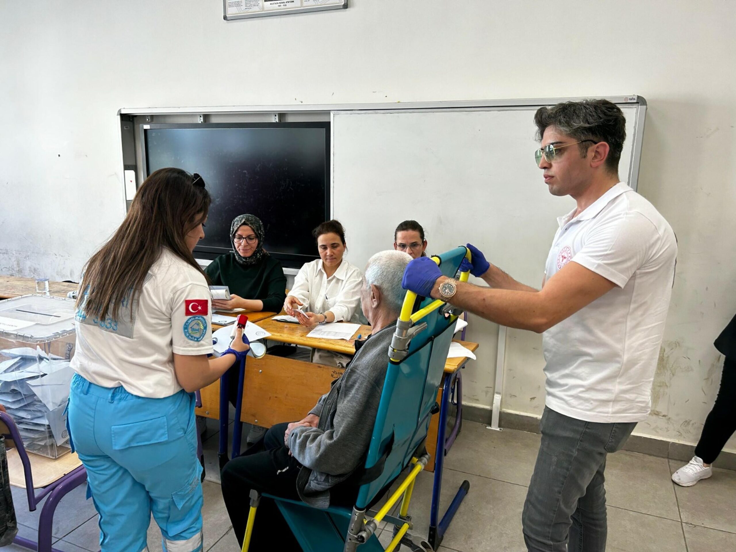 İzmir’de Hasta Vatandaşlar Sağlık Ekiplerince Sandığa Taşındı: Demokrasinin Engelleri Aşıldı